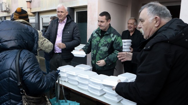 W wigilijne południe w siedzibie Towarzystwa Pomocy im. św. Brata Alberta przy ul. Parkowej w Grudziądzu rozpoczęto wydawanie 400 paczek żywnościowych potrzebującym mieszkańcom