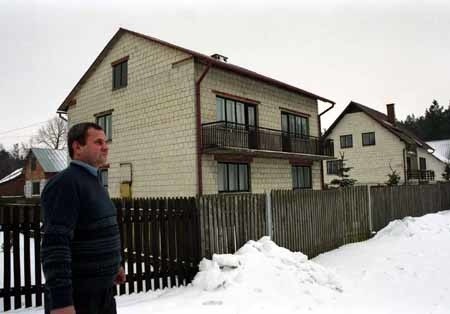 Wiesław Wilczek, sąsiad państwa S., stoi przed domem, w którym doszło do tragedii. Nie może sobie wytłumaczyć, dlaczego Andrzej zamordował własną rodzinę.