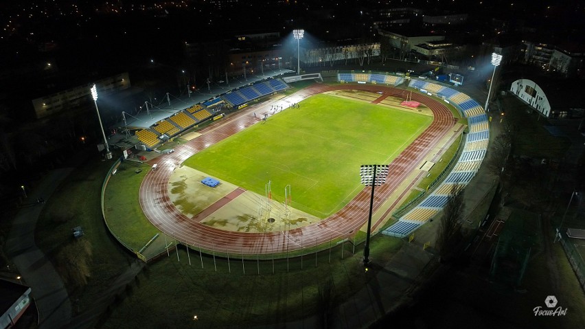 Tak prezentuje się stadion Elany przy sztucznym oświetleniu