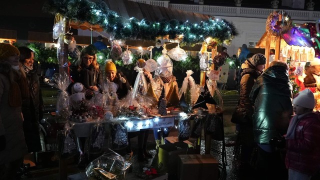 Kozienicki Kiermasz Świąteczny odbył się przed Urzędem Miejskim.