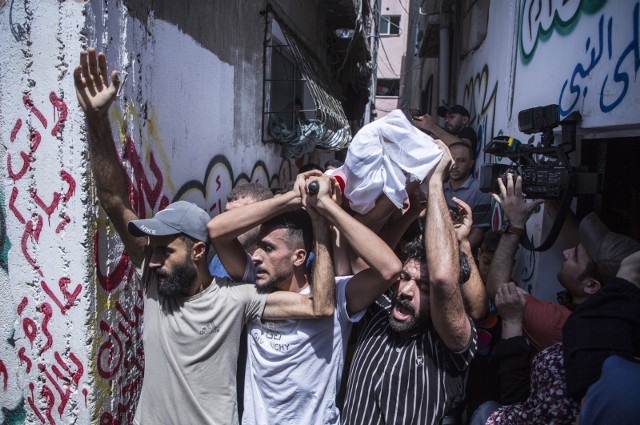 Palestyńczycy niosą ciało ofiary izraelskiego nalotu