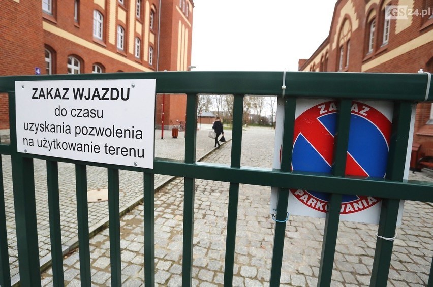 Kampus Piastów w Szczecinie: Studenci chodzą przez parking nielegalnie [zdjęcia, wideo]