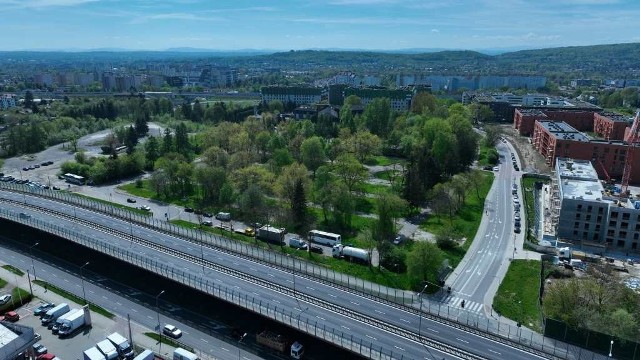 Ta zadrzewiona część terenu po motelu Krak, nieopodal ronda Ofiar Katynia, ma docelowo zamienić się w miejski park