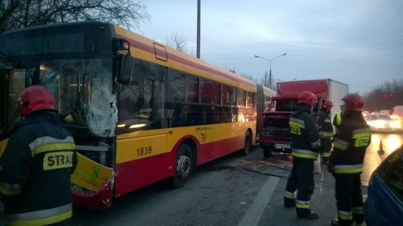Wypadek autobus zderzył się z samochodem dostawczym