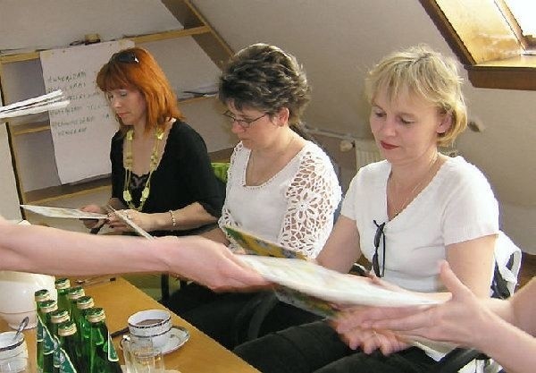 Nauczycielki z przedszkoli: Małgorzata  Opalińska, Aleksandra Saduła i Beata Orzyszko  z zaciekawieniem oglądają materiały  szkoleniowe