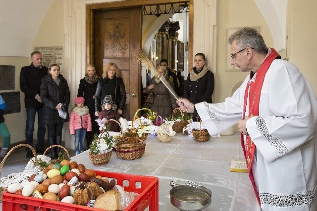 W tym roku u ojców Franciszkanów pokarmy święcono w kruchcie. Na zdjęciu ojciec Jakub Mentel.