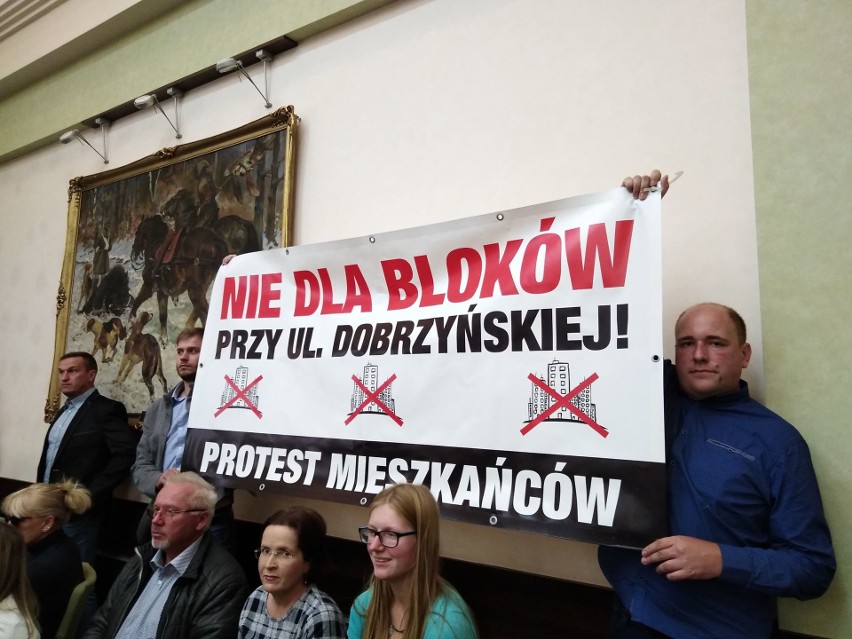 Mieszkańcy protestowali na sesji Rady Miasta Kielce przeciwko budowie bloków przy ulicy Dobrzyńskiej