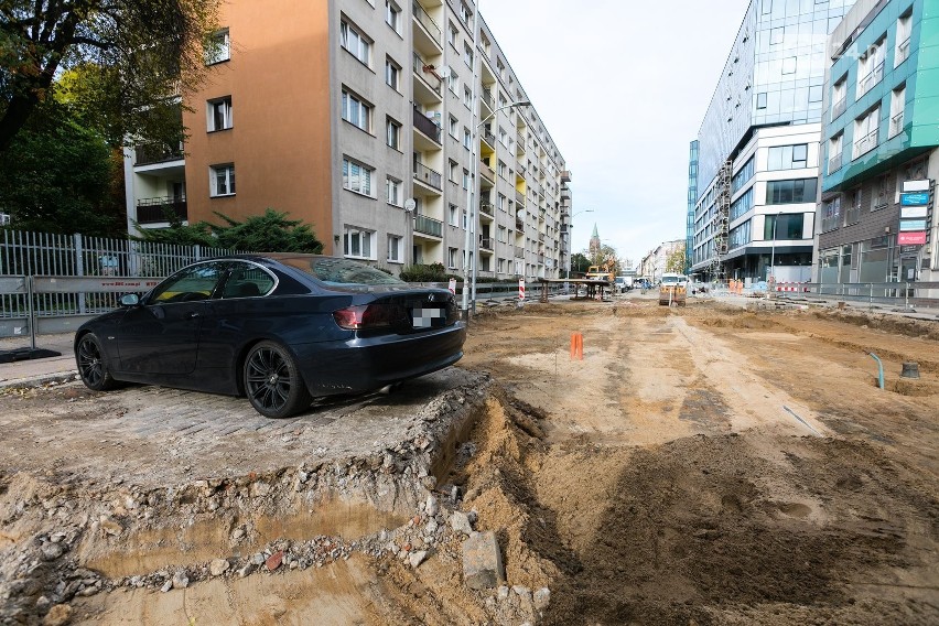 Niecodzienna sytuacja na budowie Posejdona. Samochód pozostał na środku rozkopanej drogi