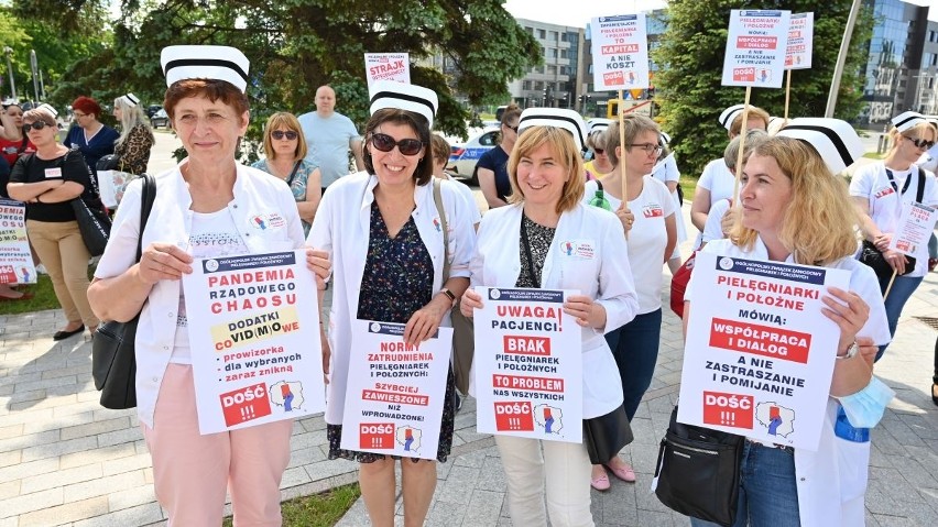 Pielęgniarki protestowały przed Urzędem Wojewódzkim w Kielcach [ZDJĘCIA] 