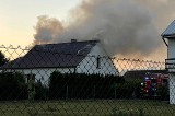 Pożar domu pod Tarnowem. W Woli Rzędzińskiej ogień strawił poddasze i część dachu. W akcji duże siły strażaków