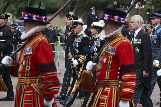 Król Karol III podczas pogrzebu królowej Elżbiety II.
