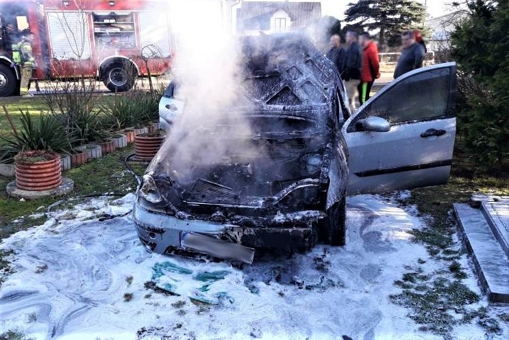 Nowy Sącz. Pożar samochodu marki ford focus na ul. Juranda. [ZDJĘCIA]