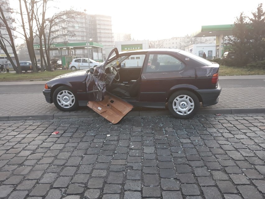 Wrocław: Bmw stanęło na przystanku. Autobus wyrwał mu drzwi