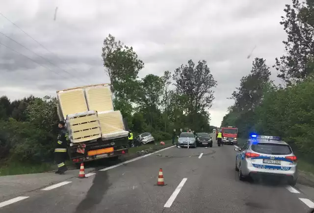 W poniedziałek (27 maja) po godzinie 16 doszło do wypadku na drodze krajowej numer 6. Do zdarzenia doszło w miejscowości Bożepole Małe. Droga w tym miejscu jest zablokowana, policja kieruje objazdami.