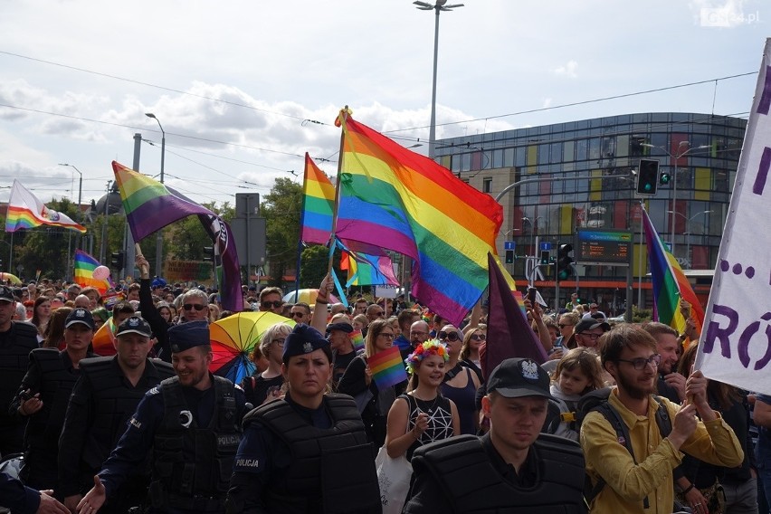 Marsz Równości w Szczecinie. Przez ulice Szczecina przeszło kilka tysięcy osób. "Każdy inny, wszyscy równi" [ZDJĘCIA, WIDEO] 