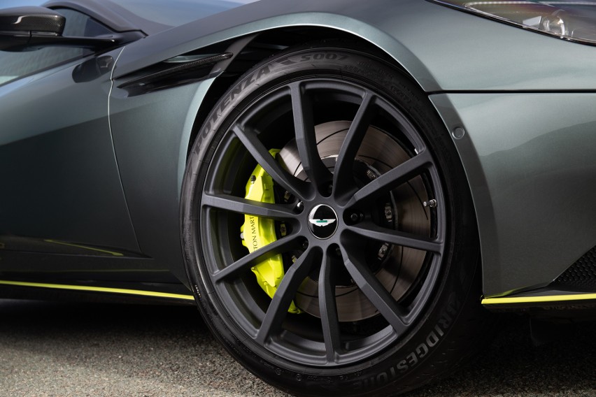 Aston Martin DB11 AMR...