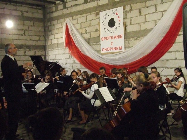Koncert zespołu Szkoły Muzycznej w Radziejowie - jeszcze w surowych murach sali koncertowej