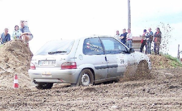 Wojciech Dudek i Piotr Kowalki (citroen  saxo) z Automobilklubu Toruńskiego na  próbie w żwirowisku w Wielkim Głęboczku.  To jeden z najbardziej atrakcyjnych  odcinków rajdu. W klasyfikacji zajęli 29.  miejsce.