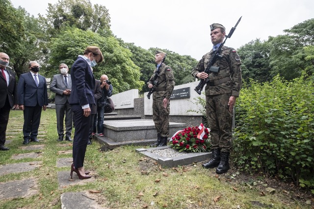 Przed mogiłą Nieznanego Żołnierza na Cmentarzu Bohaterów Polskich na poznańskiej Cytadeli rozpoczęły się obchody 81. rocznicy wybuchu II wojny światowej.Przejdź do kolejnego zdjęcia --->