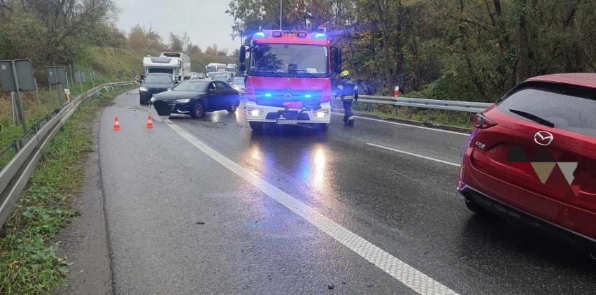 Wypadek na autostradzie A4 pod Krakowem. Zderzenie z barierkami