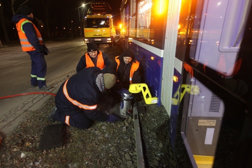 Kraków. Wykolejenie tramwaju na al. Solidarności [WIDEO, ZDJĘCIA]