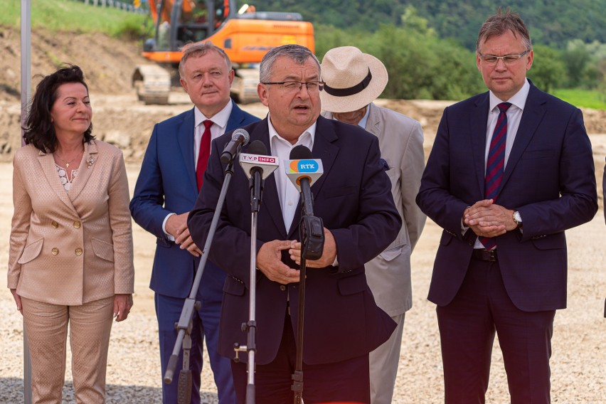 Oficjalnie rozpoczęto budowę nowego mostu w Kurowie. Wczoraj "wbili pierwszą łopatę" [ZDJĘCIA]
