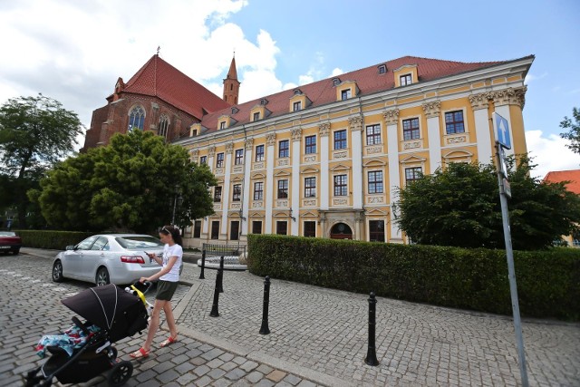 Od dziś kandydaci mogą dowiadywać się, czy dostali się na studia. Wiemy, które kierunki  cieszyły się największą popularnością i gdzie najprawdopodobniej nie można będzie już liczyć na miejsca w trakcie dodatkowego naboru.  - Rekrutacja na studia na Uniwersytecie Wrocławskim składa się z trzech tur. Ale nie na wszystkie kierunki są trzy tury, bo na te najbardziej popularne rekrutacja kończy się na jednej - wyjaśnia Agata Sałamaj z Biura ds. Promocji Uniwersytetu Wrocławskiego. W drugiej i trzeciej turze biorą udział tylko ci kandydaci, którzy brali udział w pierwszej - więc nie ma od nowa rejestracji w systemie IRK.- Do dnia 13 sierpnia, czyli do dnia zamknięcia systemu dla kandydatów na studia stacjonarne I stopnia i jednolite magisterskie w systemie IRK mieliśmy 31 tysięcy rejestracji, co jest rekordem. W poprzednim roku było to około 27 tysięcy. Ile osób zostanie zakwalifikowanych, tego nie wiemy, to się okaże po zamknięciu rekrutacji – mówi przedstawicielka uczelni. O dalszym przebiegu rekrutacji piszemy na kolejnej stronie.