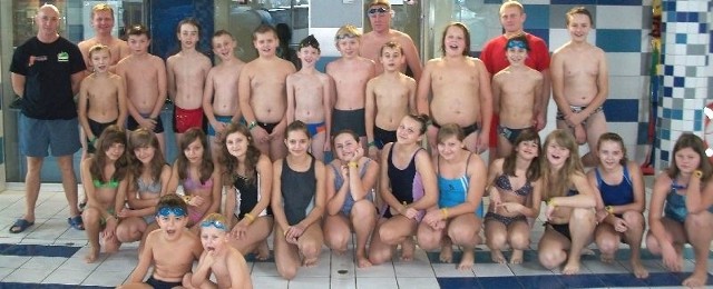 Oto uczniowie ze Szkoły Podstawowej imienia Antoniego Wacińskiego w Bodzentynie, którzy uczyli się pływać w ramach programu &#8222;Świętokrzyska Akademia Sportu &#8211; &#8222;Sport to zdrowie&#8221;.