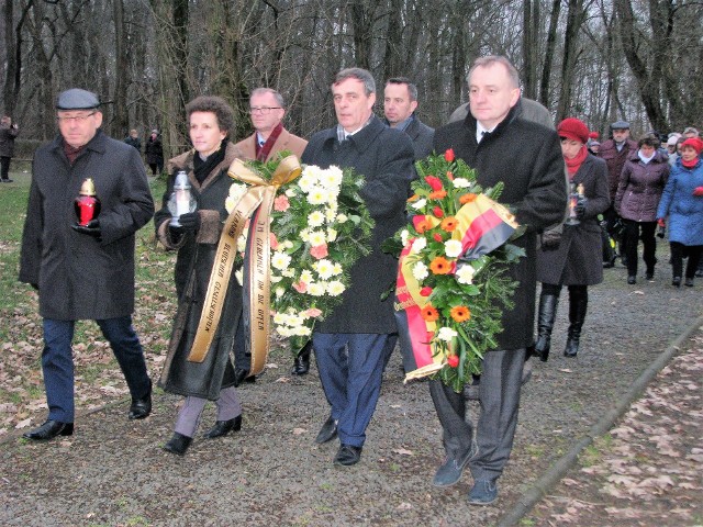 Po nabożeństwie w kościele parafialnym uczestnicy spotkania złożyli kwiaty na cmentarzu ofiar powojennego obozu w Łambinowicach.