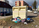 Dość bałaganu koło pojemników na używaną odzież - Straż Miejska w Szczecinku [zdjęcia]
