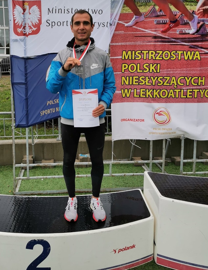 Tomasz Gawroński z Jędrzejowa zdobył w Lublinie dwa srebrne medale lekkoatletycznych Mistrzostw Polski Niesłyszących. Zobacz zdjęcia