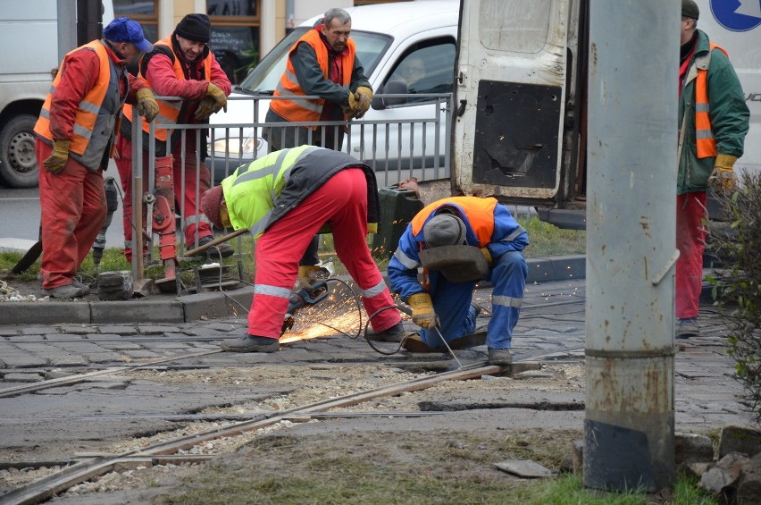 Wrocław: Pęknięta szyna na ulicy Św. Mikołaja. Objazdy tramwajów (ZDJĘCIA)