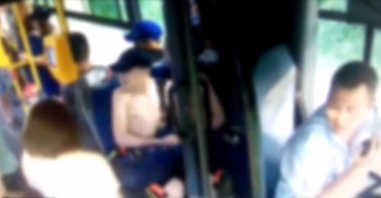 Kraków. Policja zatrzymała ósmą osobę w sprawie napadu z maczetą i gazem na autobus