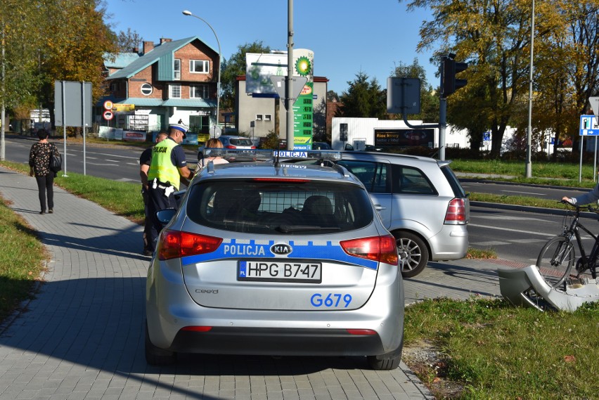 Tarnów. Na skrzyżowaniu samochód zderzył się z motocyklistą