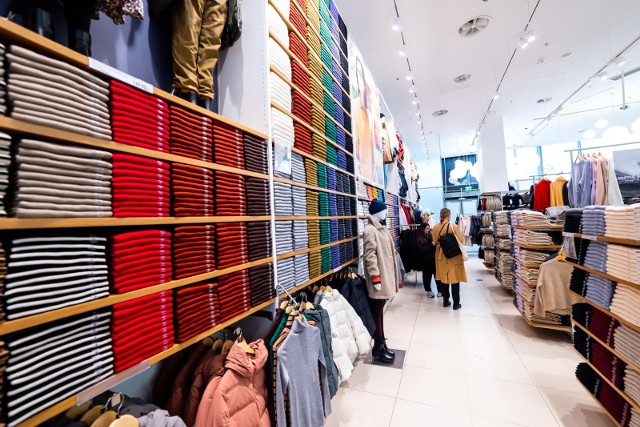Wzrost sprzedaży o niemal 10 proc. odnotowały podmioty zaklasyfikowane do grupy „tekstylia, odzież, obuwie”.