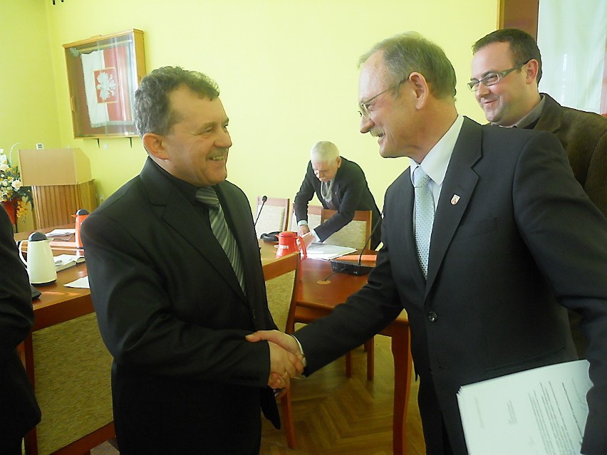 Ryszard Borowski, przewodniczący ZGZK (z lewej) odbiera...