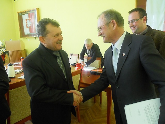 Ryszard Borowski, przewodniczący ZGZK (z lewej) odbiera gratulacje od Andrzeja Cieśli. Z prawej Krzysztof Czajka,  przewodniczący Zgromadzenia, w głębi Jacek Krzyżyński, wiceprzewodniczący