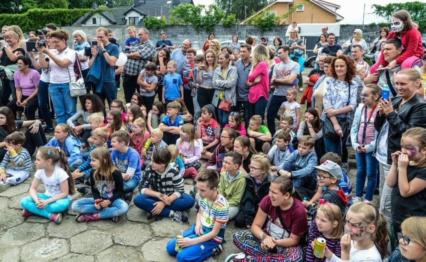 Pokazy futbolu amerykańskiego, tańca, broni i wietnamskiej...