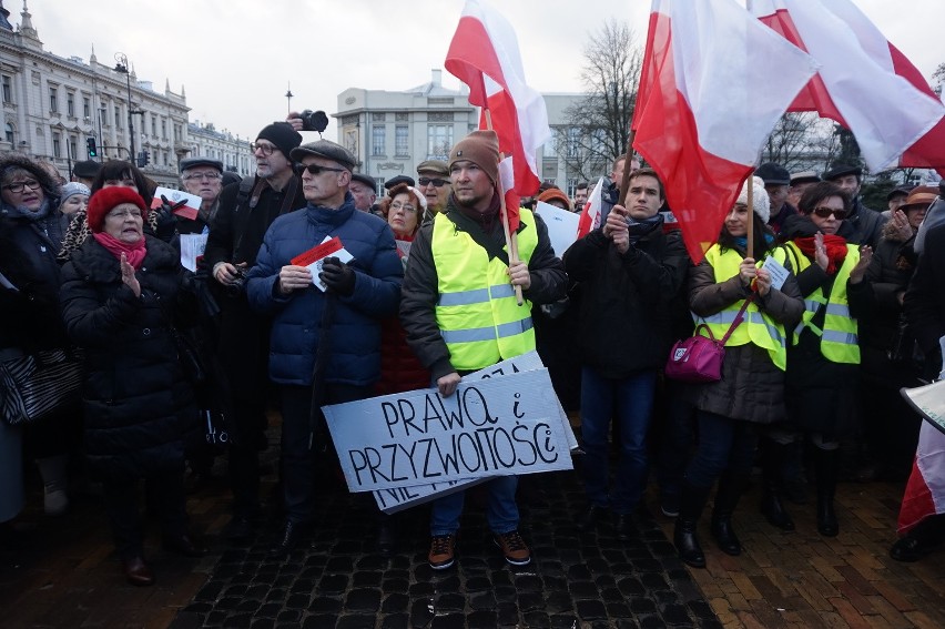 Manifestacja w obronie demokracji na placu Litewskim w...