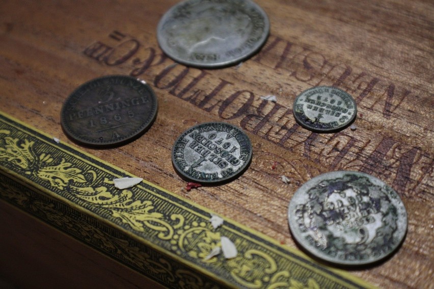 Niemieckie gazety z XIX wieku, monety i... pusta butelka...
