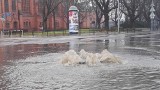 Fontanna na placu Kościeleckich. Na bydgoskich ulicach "powódź", a idą mrozy!