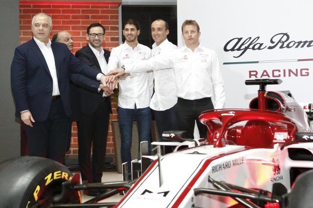 Robert Kubica (drugi z prawej) na prezentacji swojego teamu Alfa Romeo Racing na niedawnej prezentacji w Warszawie