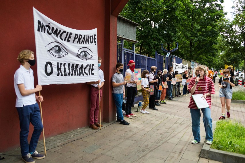 Młodzieżowy Strajk Klimatyczny w Krakowie pod siedzibą...
