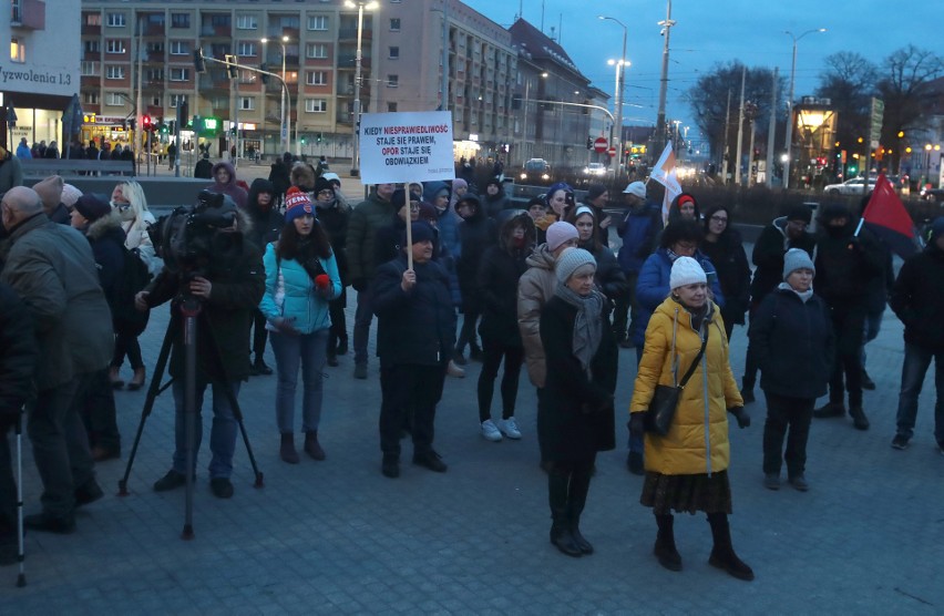 Po decyzji prokuratury, wiec poparcia dla ginekolg ze Szczecina. Prokuratura prowadzi śledztwo 