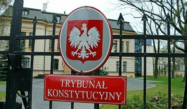 W projekcie uchwały Sejmu m.in. zaapelowano do wszystkich sędziów TK o rezygnację, a do organów władzy publicznej, by nie uznawały rozstrzygnięć TK w obecnym składzie.