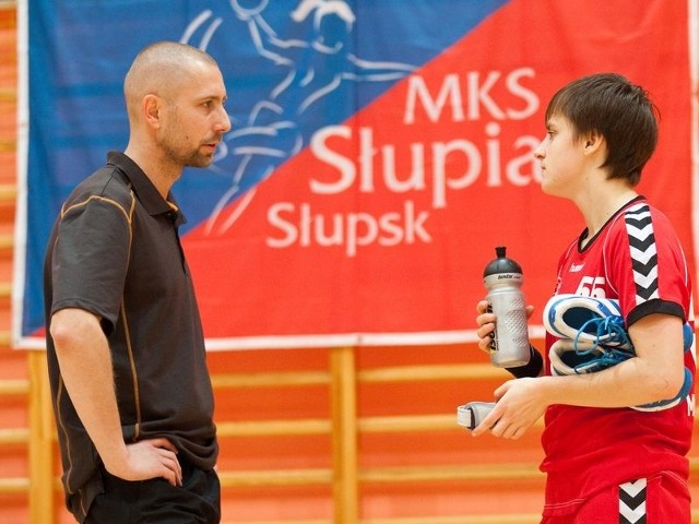 Michał Zakrzewski (z lewej) liczy na to, że runda rewanżowa będzie lepsza dla Słupi. Z prawej zawodniczka Paulina Gajdzis.