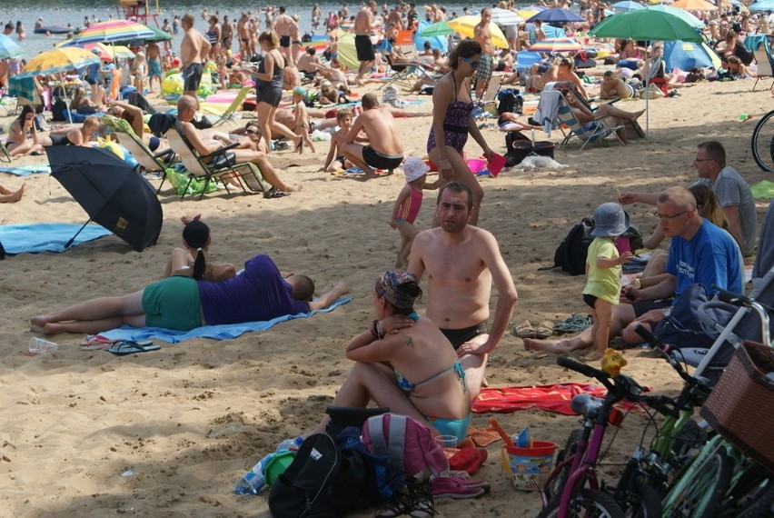 W sobotę nie brakowało chętnych do plażowania nad Pogorią...