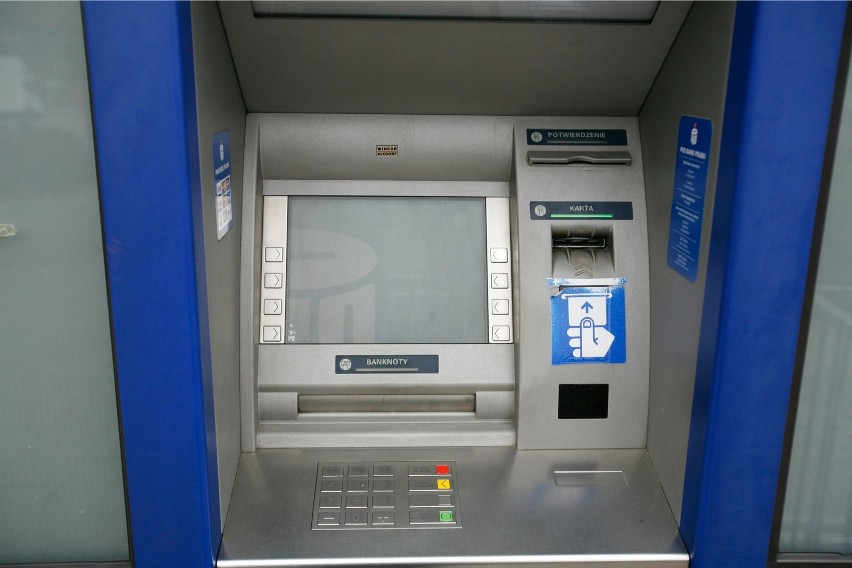 18-11-2011.katowice murcki rynek bankomat pko, ktory odbija...