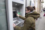 Koronawirus a pieniądze w banku: Czy zabraknie gotówki? NBP uspokaja - "gotówki wystarczy dla wszystkich klientów banków"