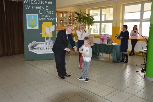 Uczniowie i nauczyciele Szkoły Podstawowej w Karnkowie zrealizowali projekt edukacyjny pt. "Mieszkam w gminie Lipno - nie mam kompleksów".